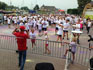 Het Roparunteam De Kippenrenners tijdens de Regenboogrun